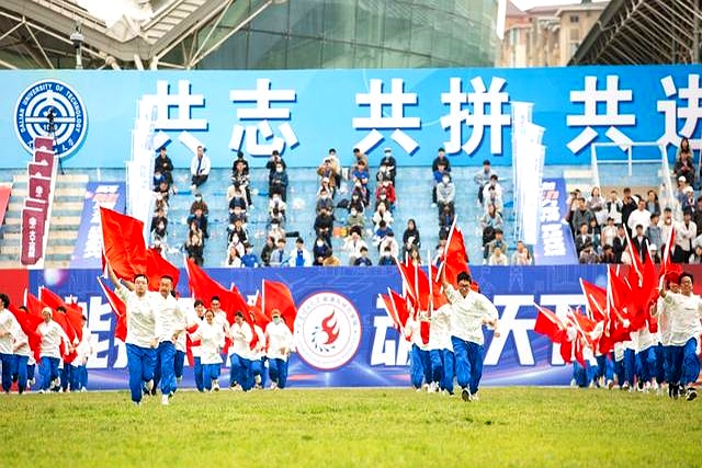 精彩比赛掀起热潮，球员拼至最后
