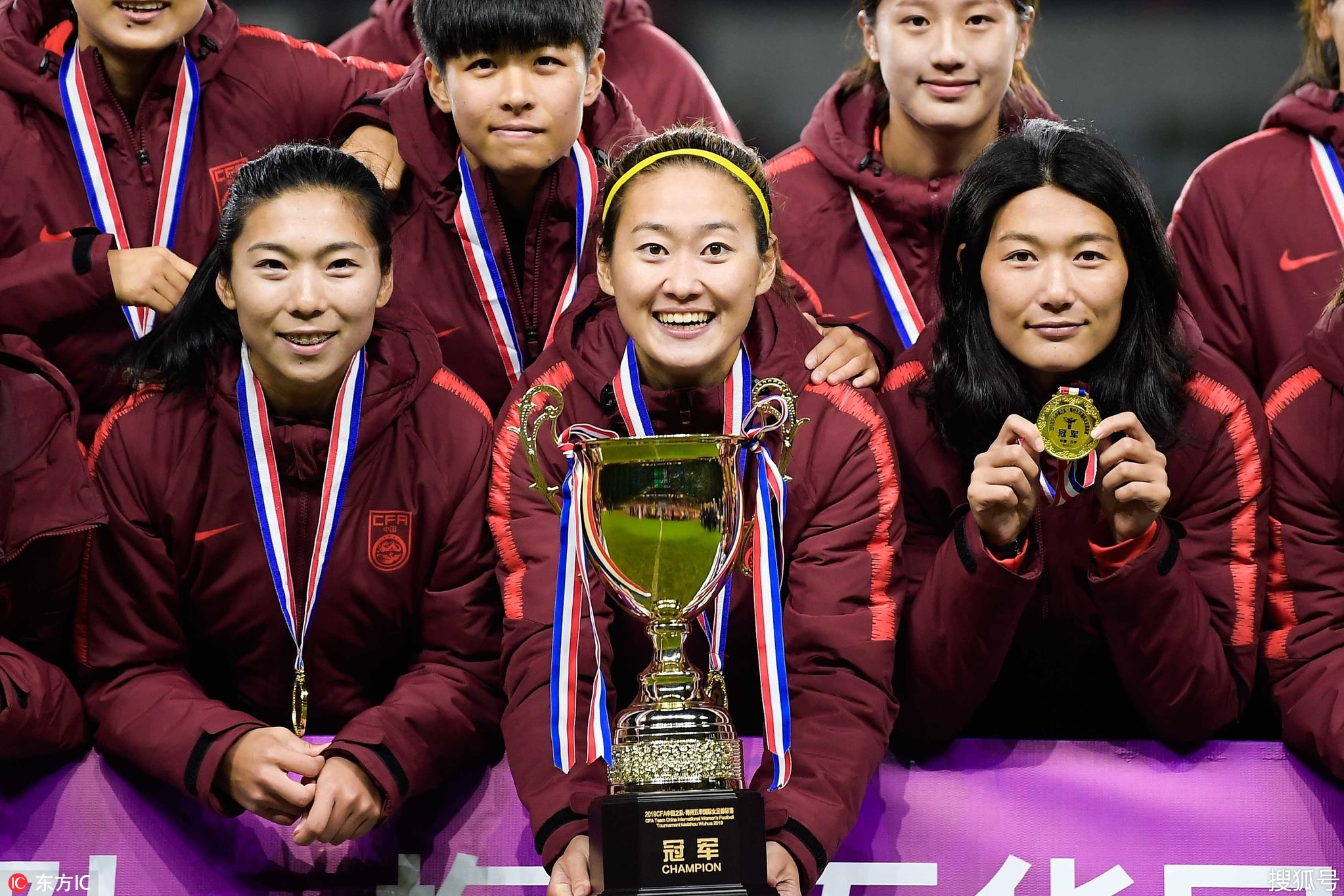 过人之举！中国女足国家队斩获足球世界杯冠军