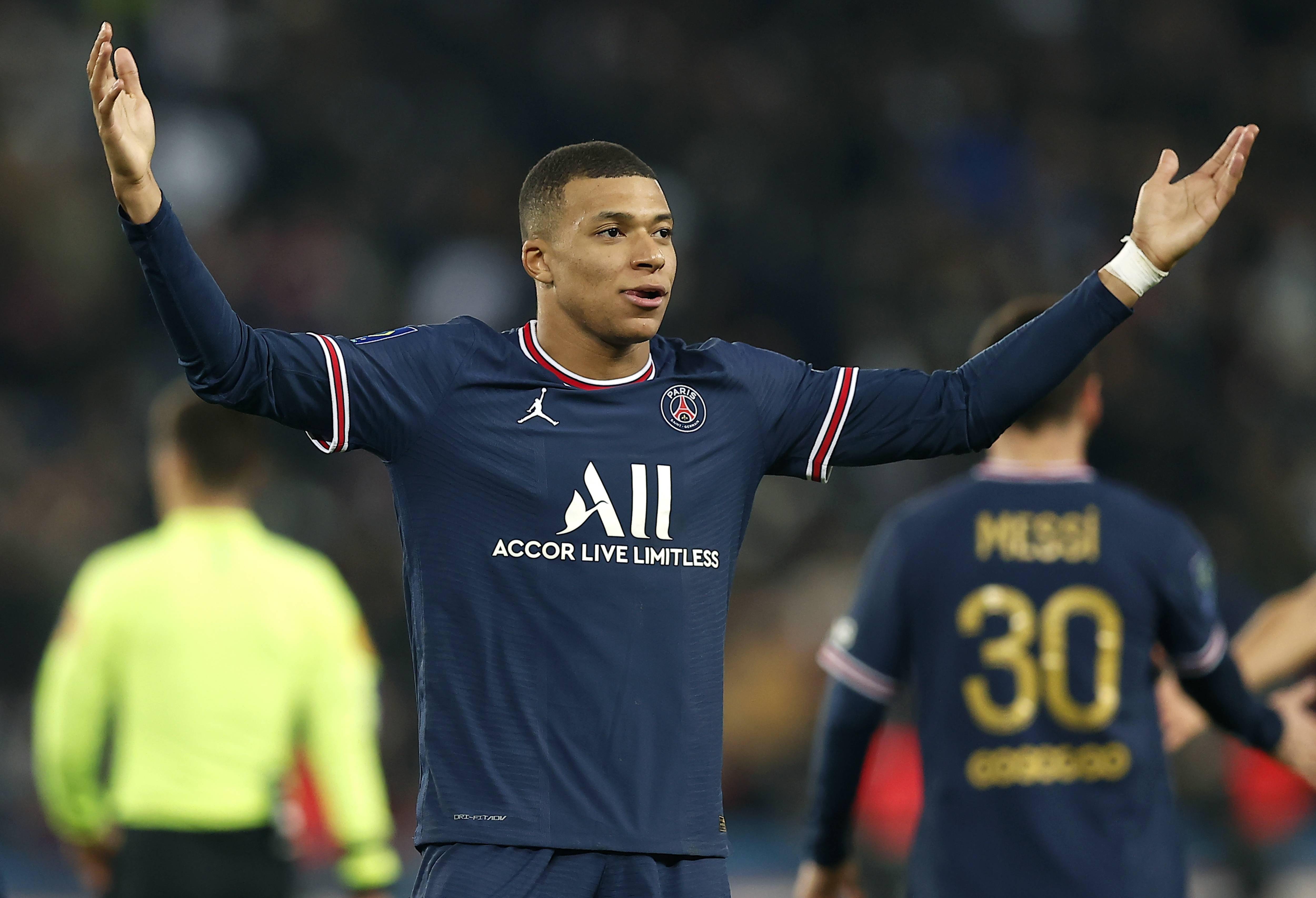 巴黎轻松取胜，向足球决赛稳步前进的简单介绍