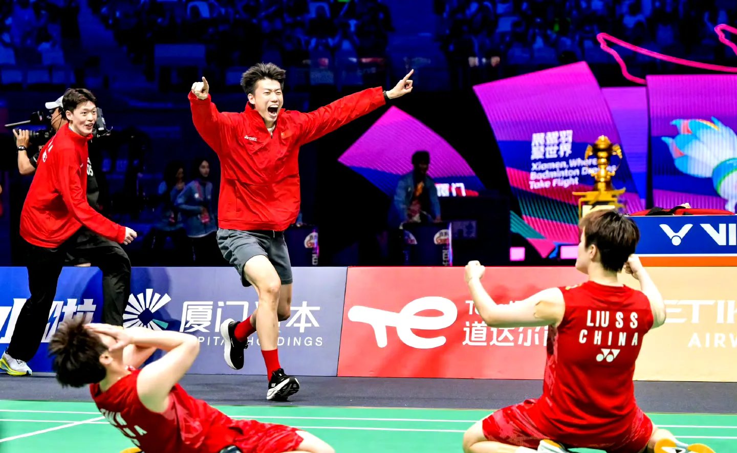羽毛球双打半决赛惊险进入下半场，双方实力旗鼓相当的简单介绍